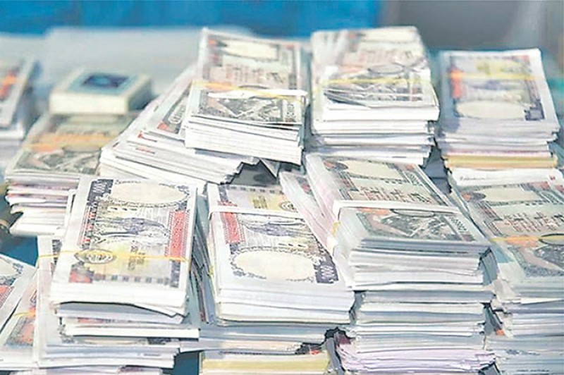 वीरगन्जबाट श्रोत नखुलेको ठूलो रकम सहित एक युवक पक्राउ